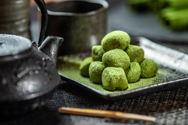 Matcha Mochi Delight: 24-Piece Set with Matcha Sugar