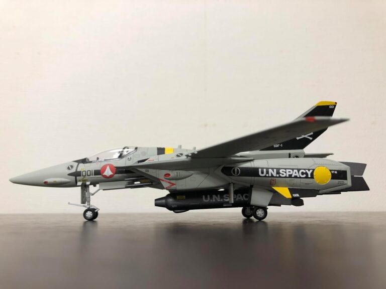Hasegawa 1/72 Macross VF-1A/J/S Valkyrie Fighter Model Kit - Image 3