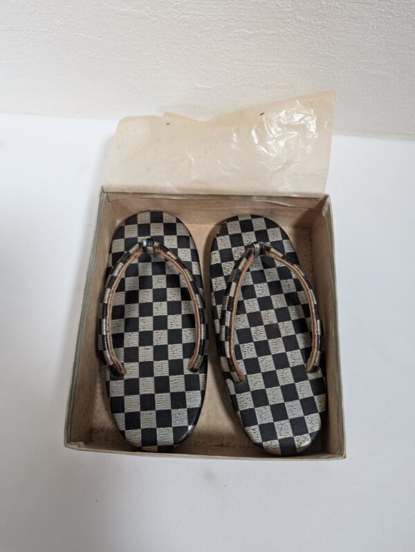 Vintage Japanese Zori Sandals with Checkerboard Design and Original Box - Image 4