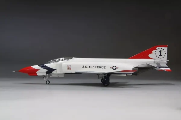 Fine Molds 1/72 US Air Force F-4E Fighter Thunderbirds Model - Image 3