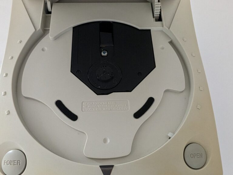 SEGA DreamCast Console (HKT-3000) & Controller Plus Sonic Adventure Guily Gear x - Image 4